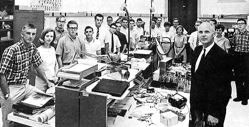 大气和空间科学司. 弗兰克·约翰逊和十几个人在实验室里.