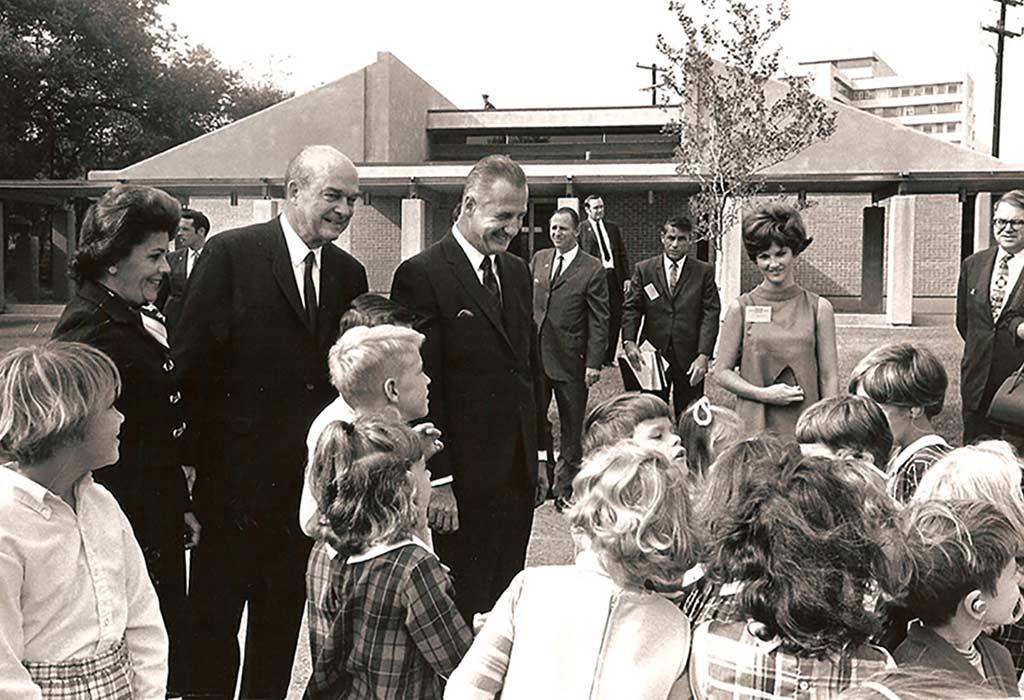 卡莉中心. 美国副总统斯皮罗. 阿格纽和埃里克·琼森是1969年卡利尔听力和演讲中心奉献仪式的参加者之一.