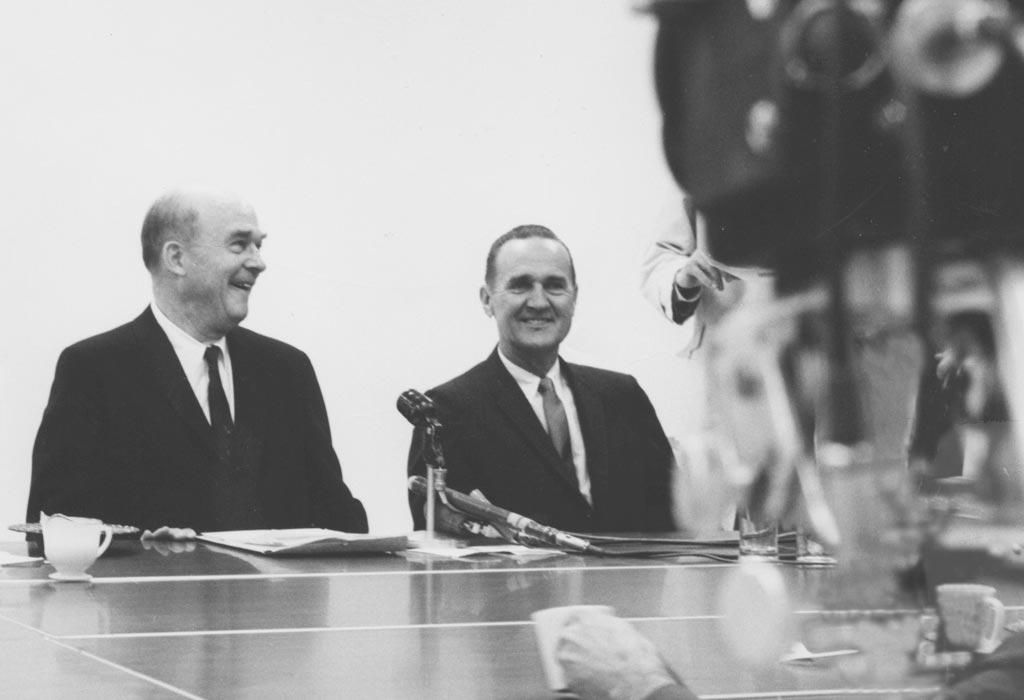 第二任总统. 吉福德·约翰逊(左)和创始人埃里克·琼森