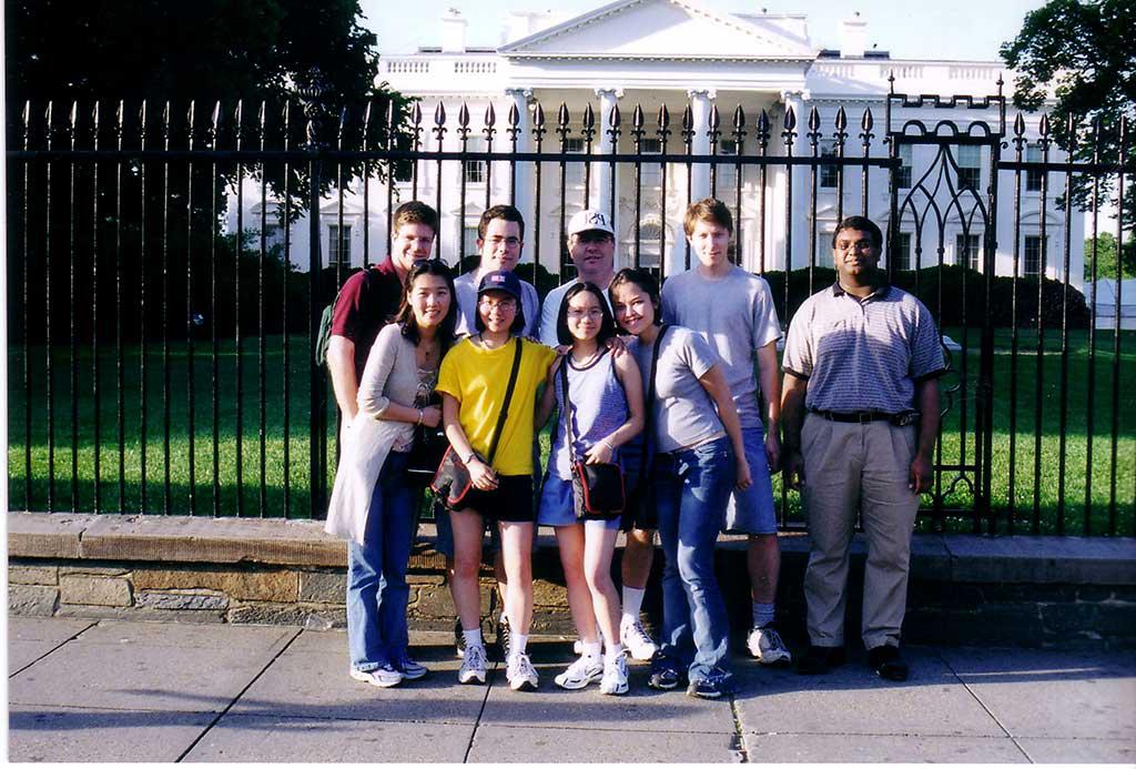 新的荣誉. 照片中，九个人在白宫前摆姿势.
