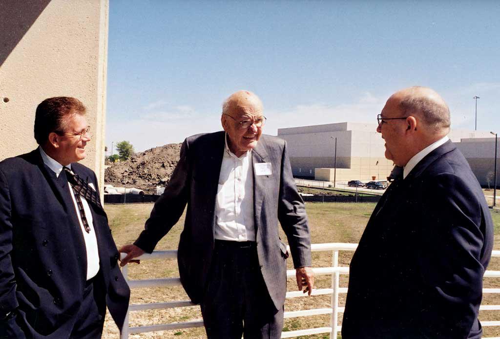 工程设施. 如图所示,博士. 威廉(比尔. 奥斯本, 1995年至2002年担任琼森学院院长, 杰克·基尔比和查尔斯·米勒出席ECS South的奠基仪式.