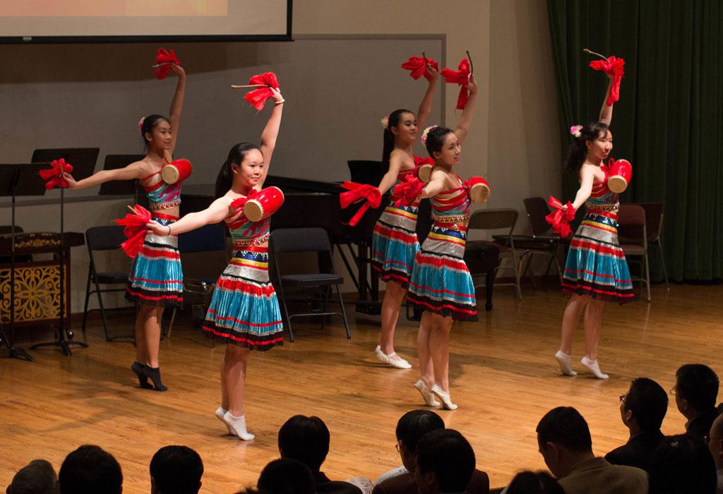孔子学院. 图为舞台上的五名舞蹈演员穿着红蓝相间的服装.