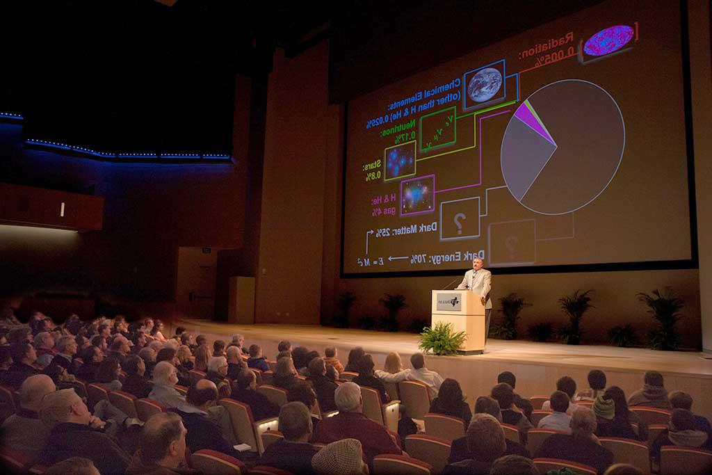 相对论天体物理学研讨会. 图为Mustapha Ishak-Bousaki在ATEC演讲厅的讲台上向观众讲话.