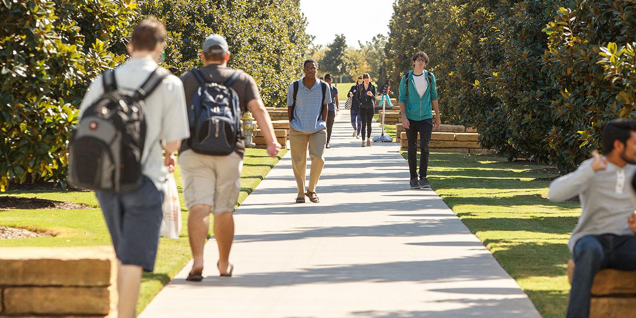 UTD学生在校园里散步, “践行银河总站登录入口-apple app store-银河总站登录入口排行榜的价值观”工作组于2020年成立，旨在研究与种族平等有关的问题, 包容性和多样性.