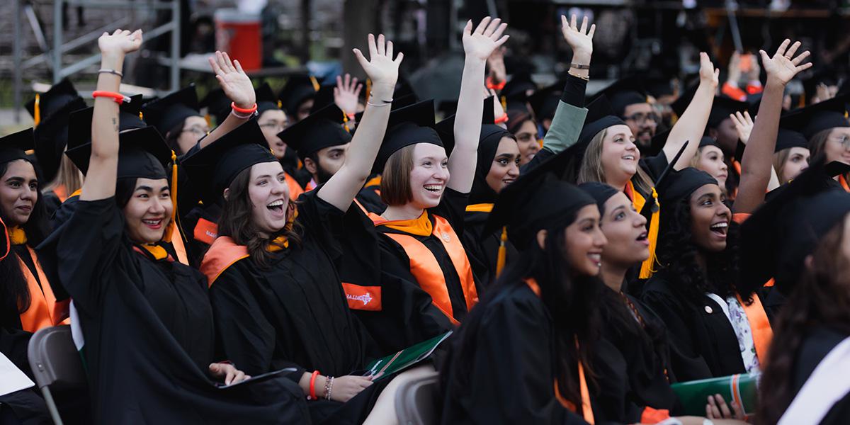 一群毕业生在毕业典礼上举手